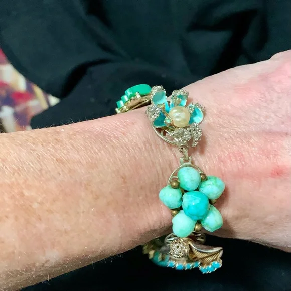 Vintage 1950s/60s Turquoise Tone Charm Bracelet – Gold Tone – Unsigned - Picture 7 of 8